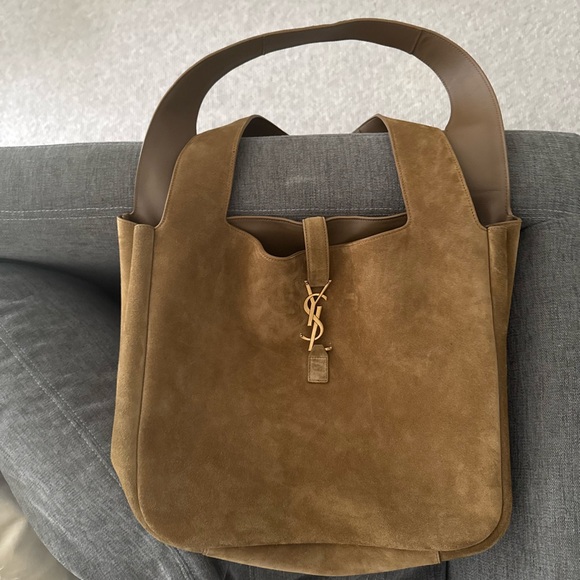 Brand new YSL tote-SAINT LAURENT
LE 5 À 7 BEA IN SUEDE
Unused - Picture 4 of 5